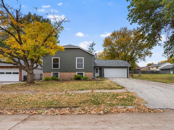 2722 SPINNING WHEEL CT, Muscatine, IA 52761
