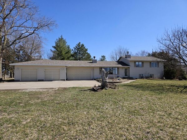 3810 33RD ST S, Muscatine, IA 52761