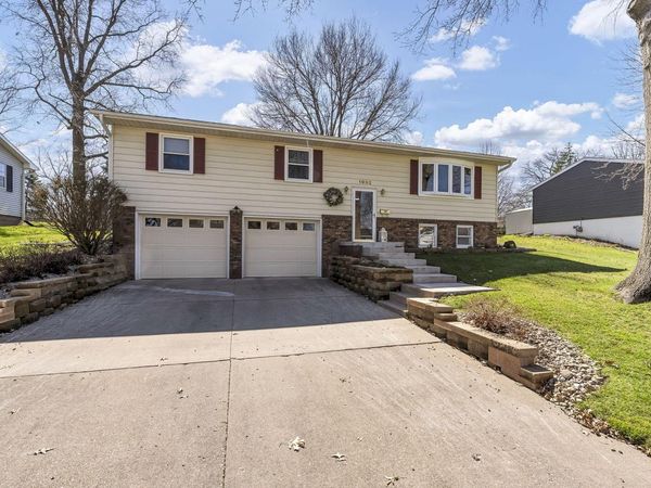 1002 SUNRISE CIR, Muscatine, IA 52761