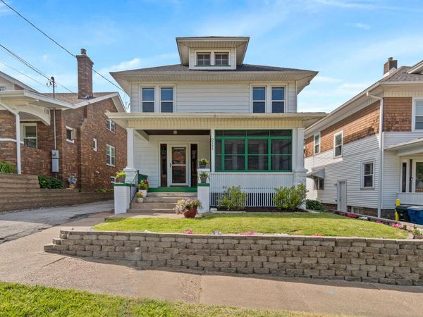 211 W 11TH ST, Muscatine, IA 52761