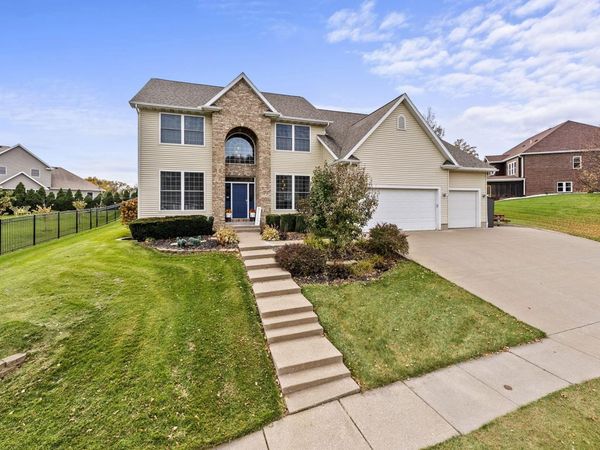 2220 STONEBROOK DR, Muscatine, IA 52761