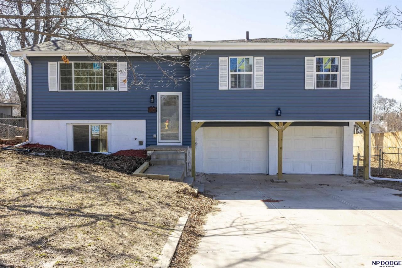 10605 Nicholas Street , Omaha, NE 68114