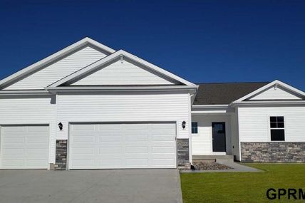 17059 Young Street , Bennington, NE 68007