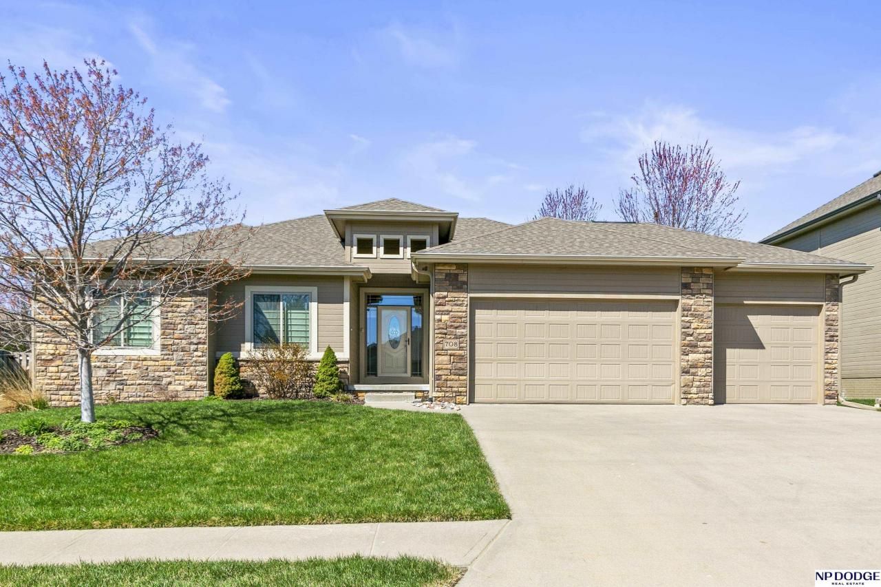 708 S 199 Street, Elkhorn, NE 68022