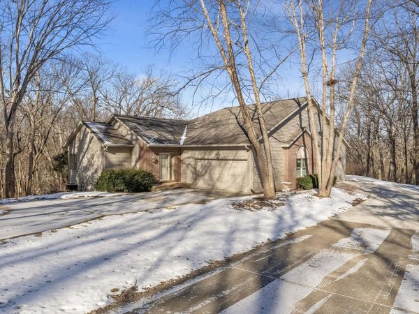 2242 TIMBER RDG, Muscatine, IA 52761