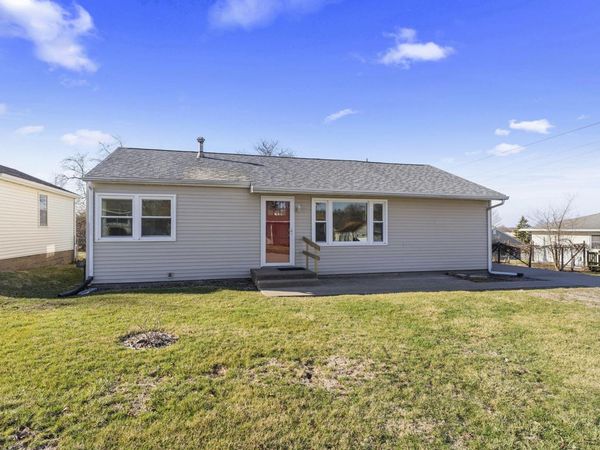 2 JACQUELINE DR, Muscatine, IA 52761
