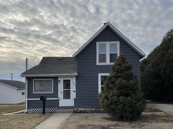 1406 4th Avenue , Belle Plaine, IA 52208