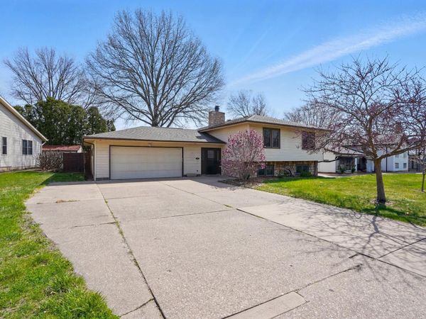 516 SUNRISE CIR, Muscatine, IA 52761