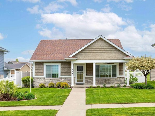 1526 PARKVIEW Lane, Davenport, IA 52807