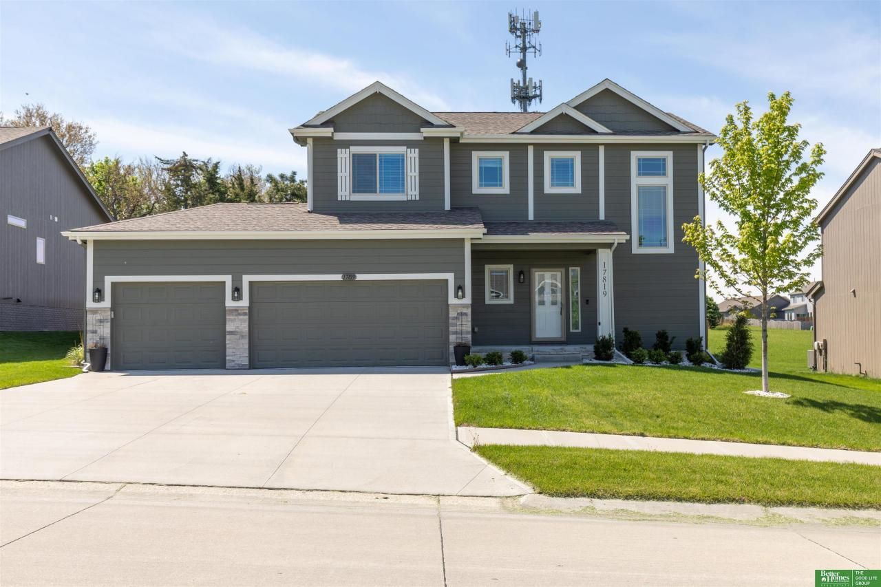 17819 Camden Avenue , Omaha, NE 68116