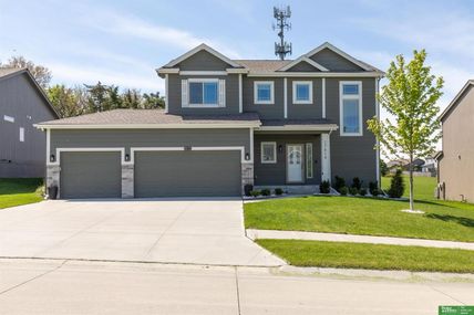 17819 Camden Avenue , Omaha, NE 68116