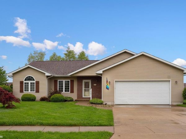 1527 Winchester Dr, Burlington, IA 52601