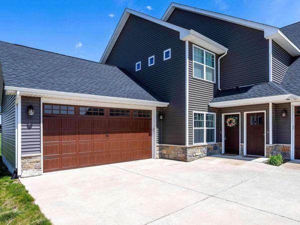 3036 SHANES Way, Bettendorf, IA 52722