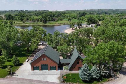 1877 Cottonwood Lane , West Point, NE 68788