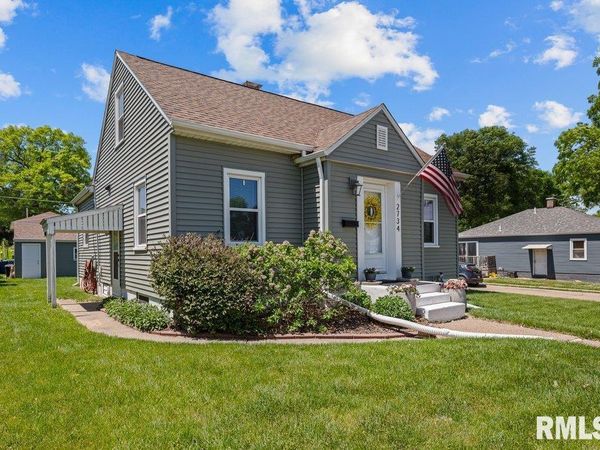 2734 COLLEGE Avenue, Davenport, IA 52803