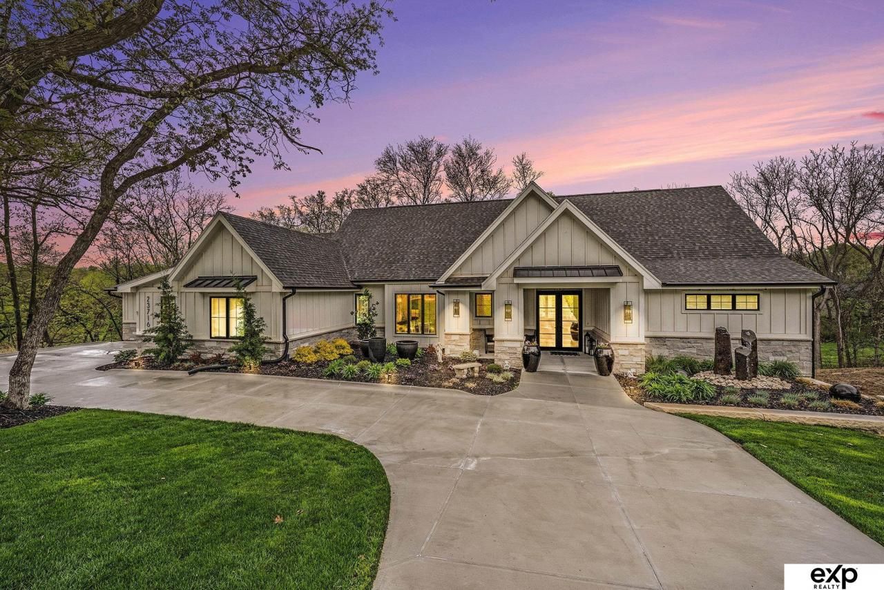 23716 P Street , Elkhorn, NE 68022