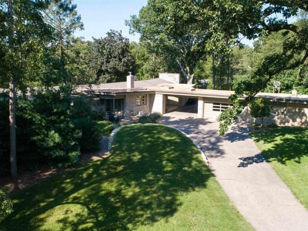 1040 CRESCENT Drive, Clinton, IA 52732