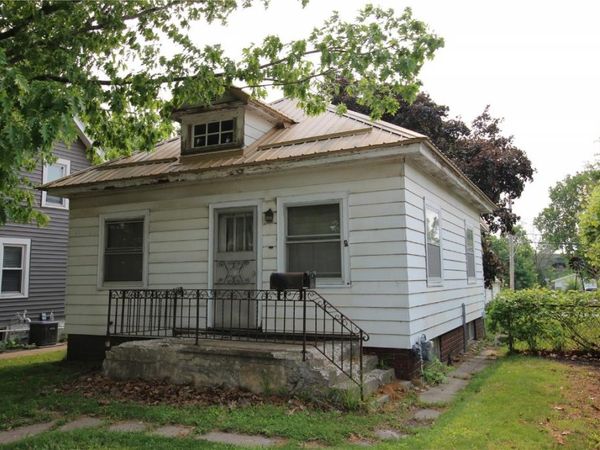 819 Center Point Road NE, Cedar Rapids, IA 52402
