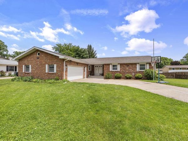 2409 IMPERIAL OAKS DR, Muscatine, IA 52761