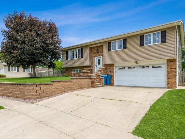 1408 ROYAL OAK Court, De Witt, IA 52742