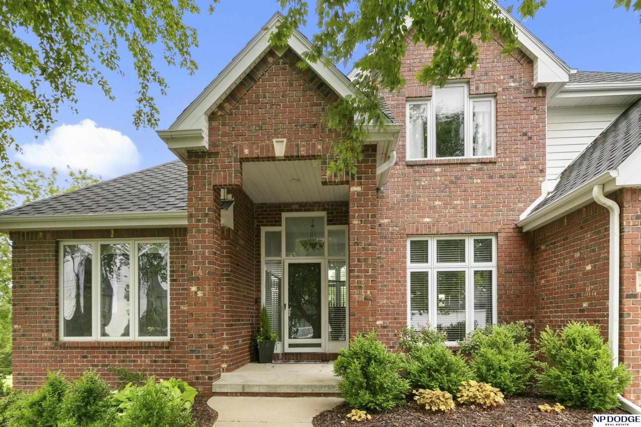 910 West Centennial Road , Papillion, NE 68046