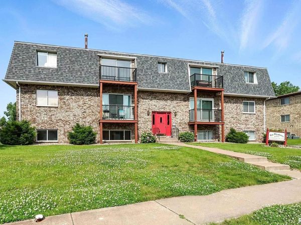 3045 4TH Street, Unit 1, Moline, IL 61265