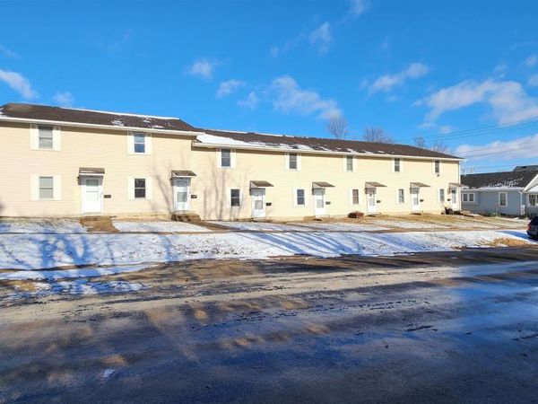 110-122 27TH Avenue North, Clinton, IA 52732