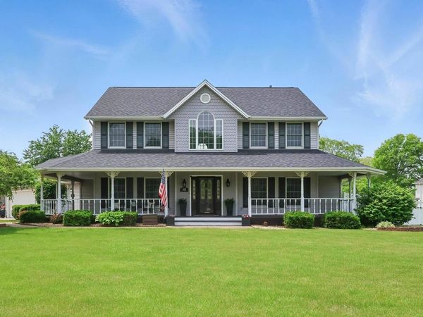 391 OAKWOOD Circle Drive, Coal Valley, IL 61240