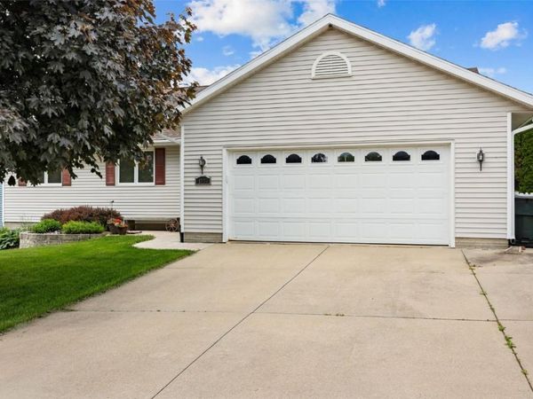 1724 Hamer Drive NW, Cedar Rapids, IA 52405