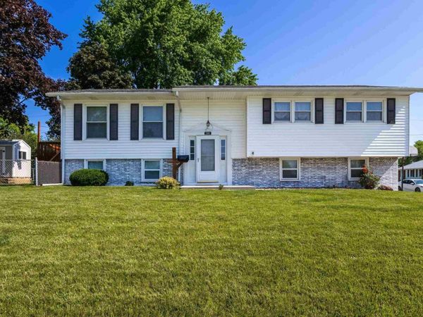 208 W 46TH Street, Davenport, IA 52806