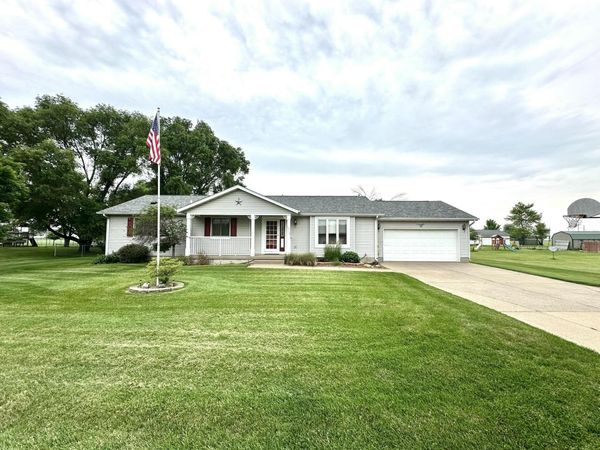 6713 WELLINGTON DR, Muscatine, IA 52761