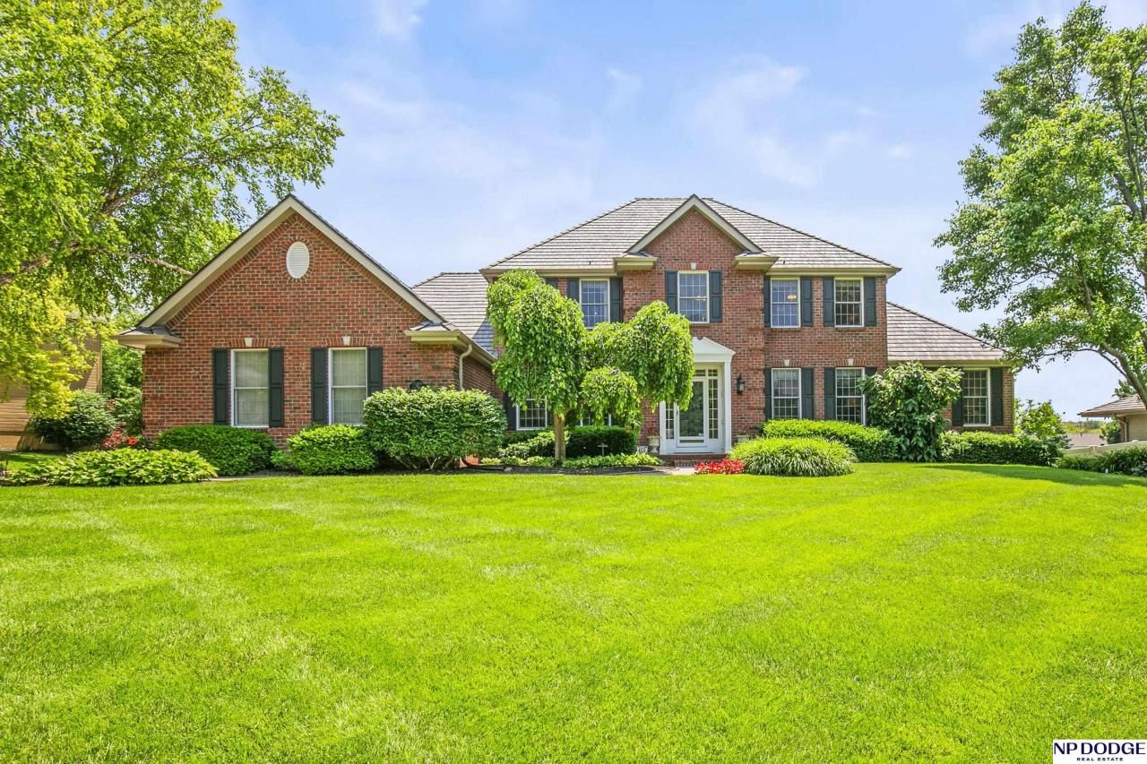 15819 Lake Street , Omaha, NE 68116