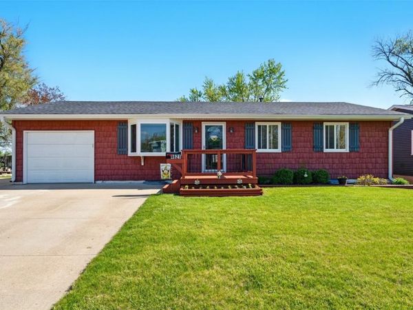 4621 Midway Drive NW, Cedar Rapids, IA 52405