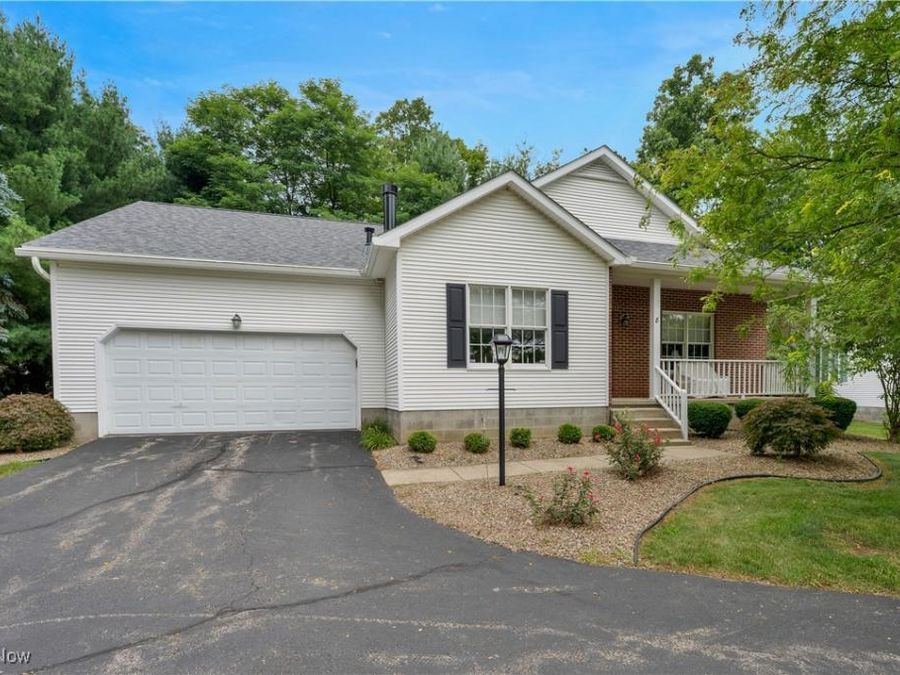 8 Hedgerow Place, New Middletown, OH 44442 Photo 1