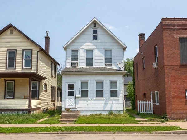 2712 Jackson Street, Dubuque, IA 52001