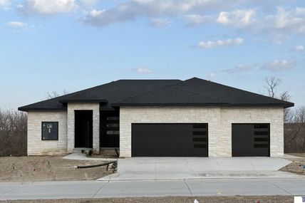 609 Valley Road, Papillion, NE 68046
