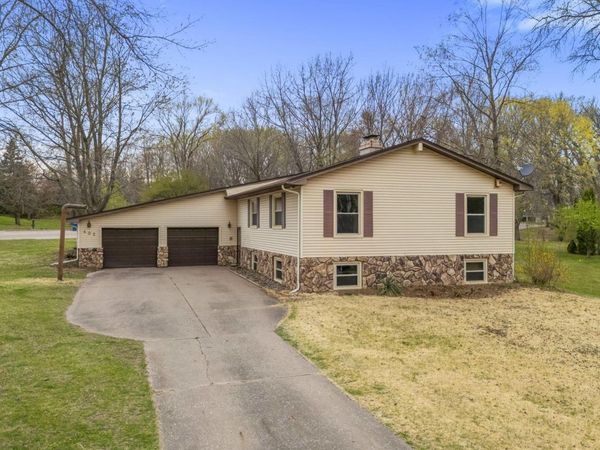 402 MYRTLE LN, Muscatine, IA 52761