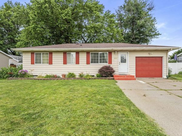 2907 ALLEN ST, Muscatine, IA 52761