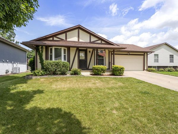 3205 SPINNING WHEEL CT, Muscatine, IA 52761
