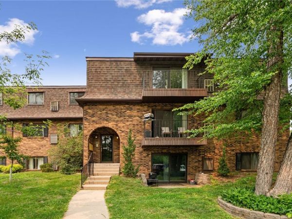1015 Woodland Heights Court SE, Unit 14, Cedar Rapids, IA 52403