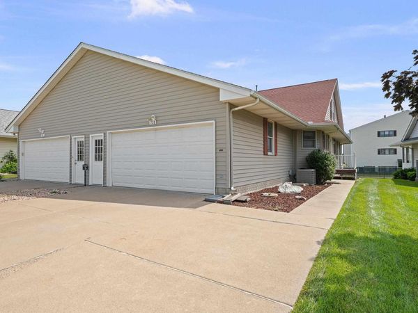 728 E IOWA Street, Eldridge, IA 52748