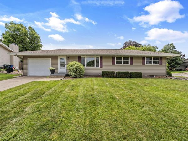 1619 BEACH CIR, Muscatine, IA 52761