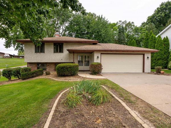 2905 Wilderness Drive, Dubuque, IA 52001
