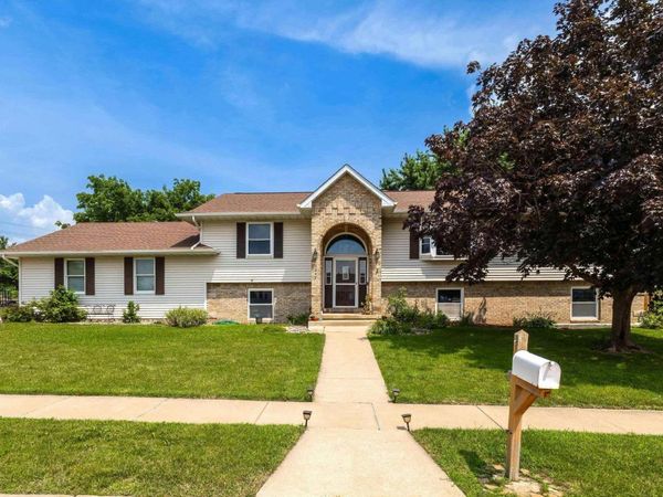 5247 BRENTWOOD Drive, Bettendorf, IA 52722