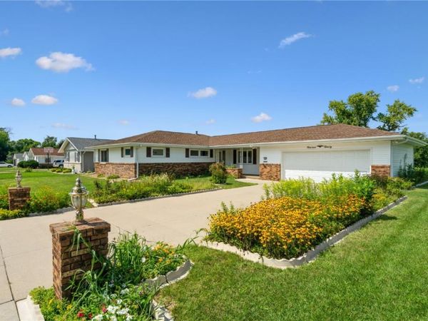 1990 Country Club Drive , Marion, IA 52302