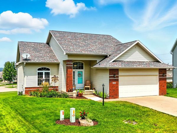 3303 MACKINAC CT, Muscatine, IA 52761