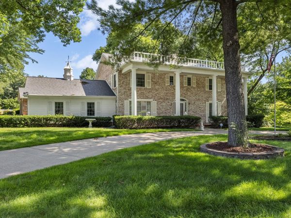 2001 CIRCLE DR, Muscatine, IA 52761
