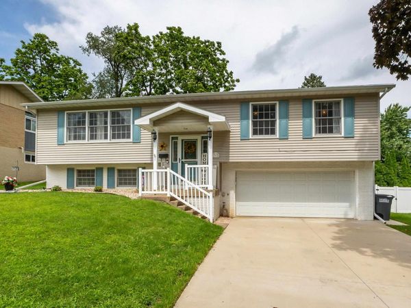 2965 Saint Anne Drive, Dubuque, IA 52001