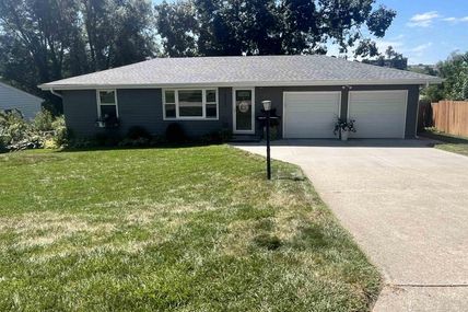 8913 Charles Street , Omaha, NE 68114