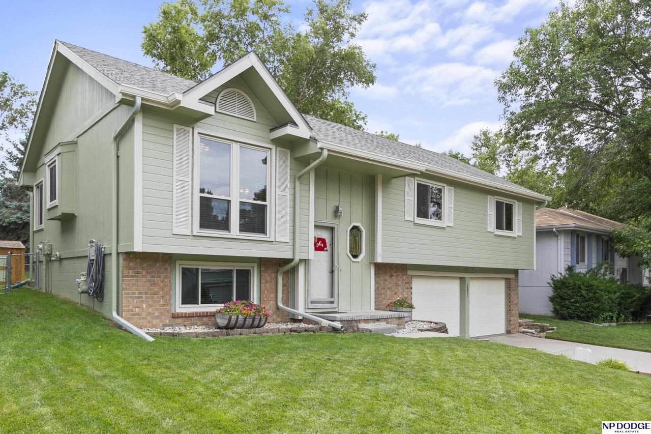 12821 Lillian Street , Omaha, NE 68138